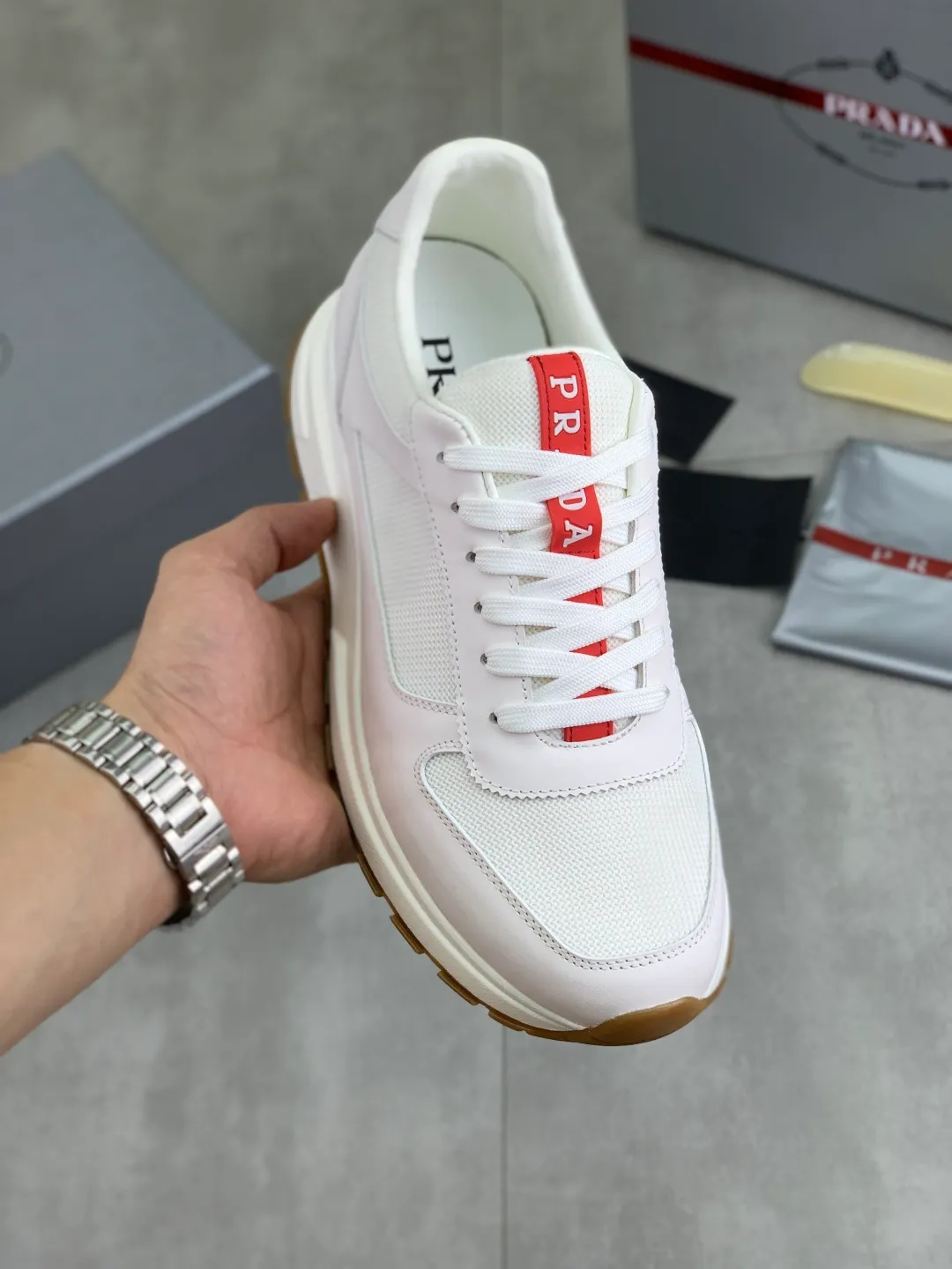 Men's shoes 💰P560💰[New model] The top version is available on the official website, 🆘 The trendy brand (Prada) mainly promotes the popular model, avant-garde and versatile fashionable men's shoes, private version mold opening, cowhide surface splicing 1:1.. Stylish and simple, original imported cowhide lining cowhide feet; the atmosphere and personality are more fashionable, eye-catching and pursuing class. It will subvert the old idea and be a must-have for fashionistas with you! Must keep it for yourself! Tall and comfortable, large and low, high-end quality workmanship. The new high-end outsole on the official website. Size: 38-45. Available in 3️⃣ colors.